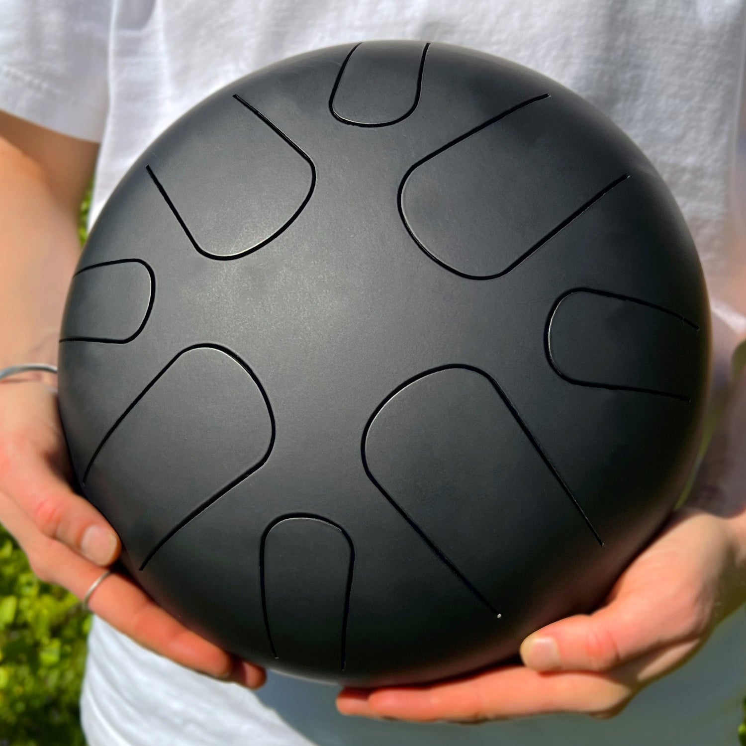 Muzikant houdt een LIDAH® Tongue Drum in zijn handen