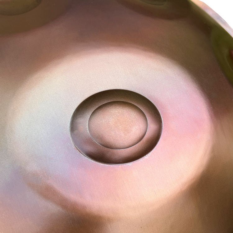 Close-up van diepe, resonerende Ember Steel Handpan van LIDAH®