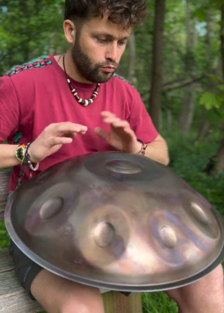 LIDAH® Handpan bespeeld door een jonge man buiten