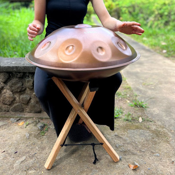 Handpan Standaard bespeeld door vrouw buiten