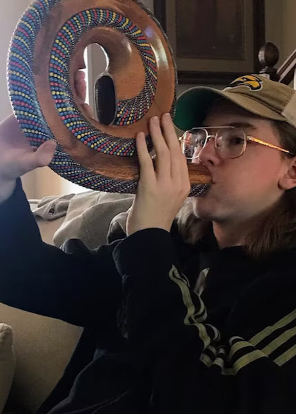 Spiral Didgeridoo bespeeld door een jonge man binnen