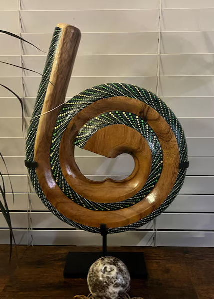 Spiral Didgeridoo op een standaard in het huis van een klant