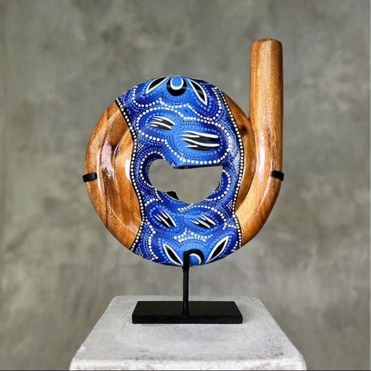 Blauwe LIDAH® Spiral Didgeridoo Studio-afbeelding met standaard