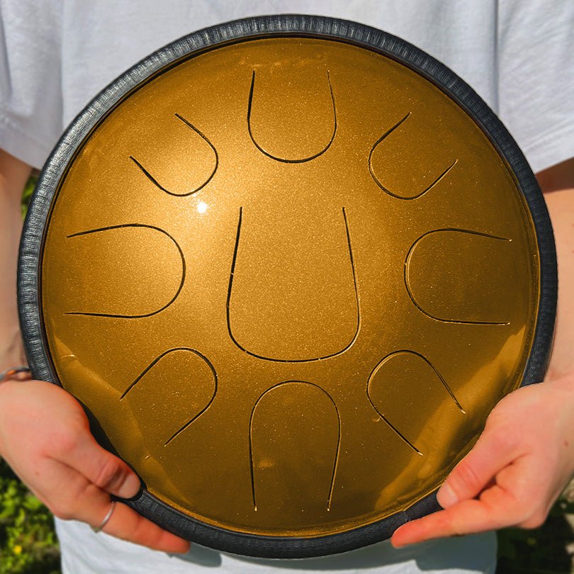 LIDAH® Steel Tongue Drum vastgehouden in de natuur