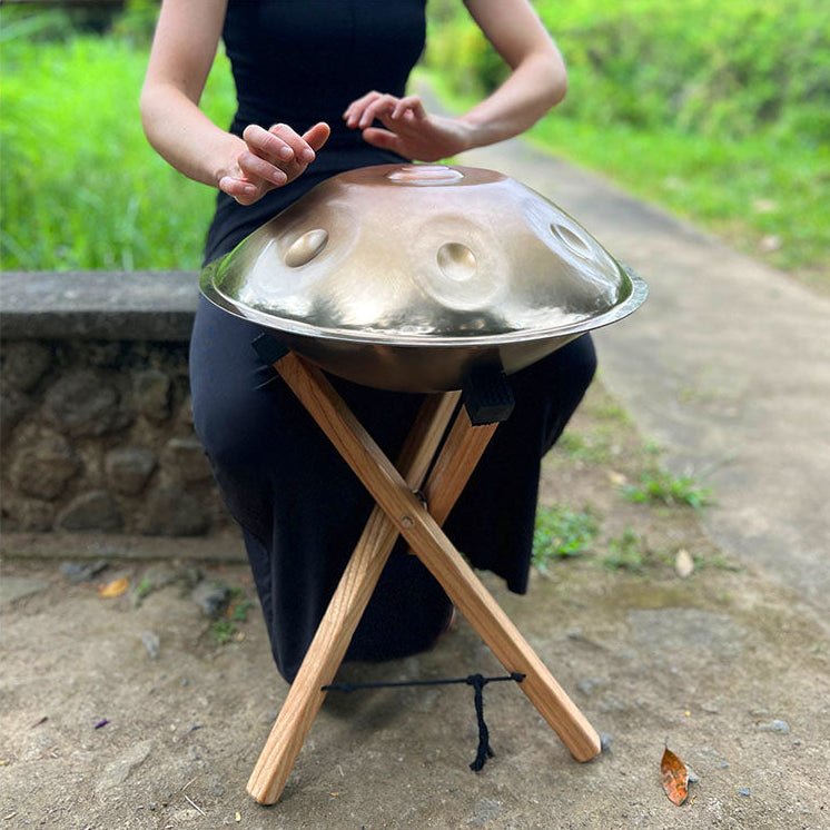 Mini Handpan bespeeld buiten op een Handpan Standaard