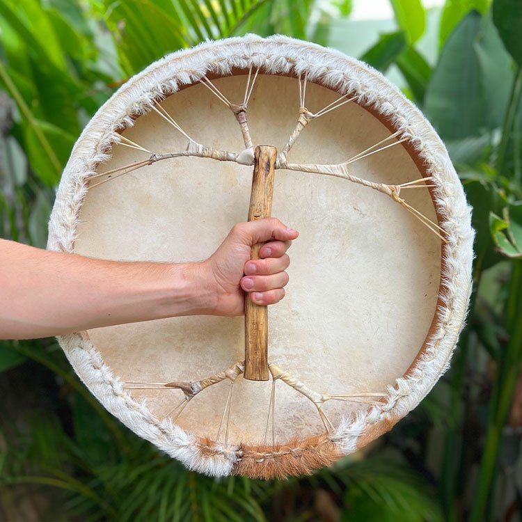 Muzikant speelt Sjamanendrum tijdens Sound Healing ceremonie